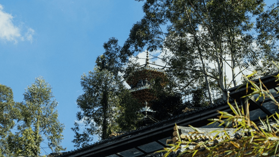 色达喇荣五明佛学院全景,连绵红色僧舍沿山谷层叠排列,世界最大藏传佛学院航拍视角