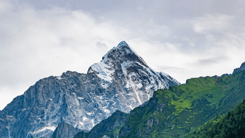 塔公草原木雅金塔与雅拉雪山经典同框构图,藏传佛教圣地远眺