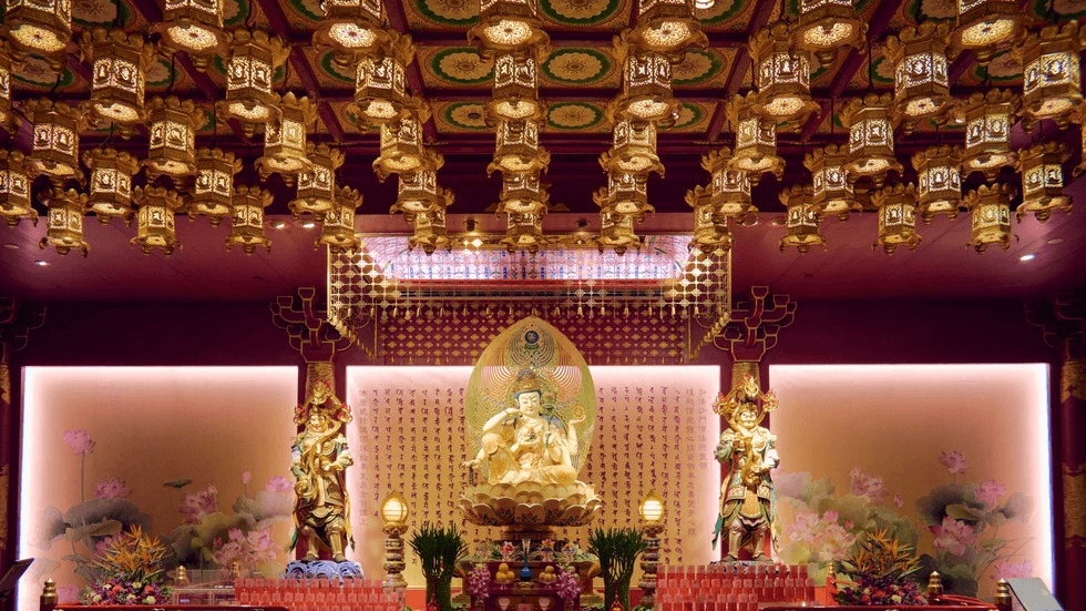 色达佛学院坛城俯瞰红色僧舍群全景,夕阳下万家灯火逐渐亮起