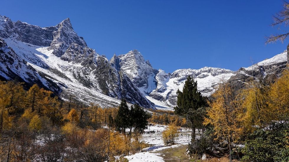 海螺沟贡嘎雪山大冰瀑布全景,低海拔现代冰川从主峰倾泻而下