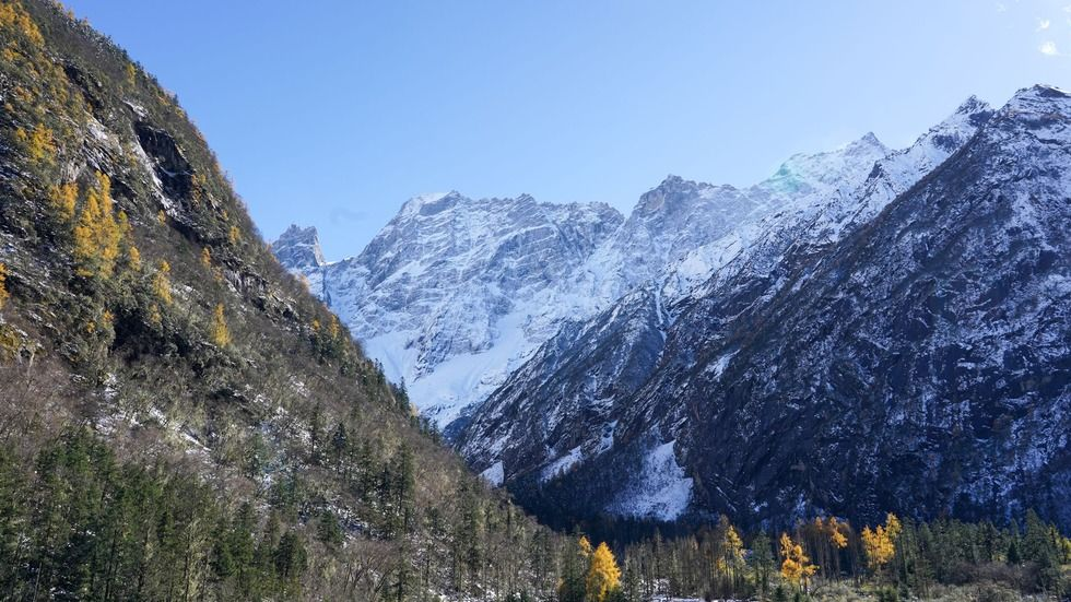 海螺沟四号营地观景台远眺贡嘎主峰与大冰瀑布,雪山冰川同框壮丽画面