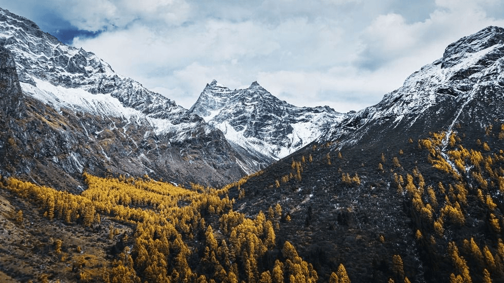 四姑娘山幺妹峰日照金山全景,东方阿尔卑斯主峰6250米在晨光中染成金色